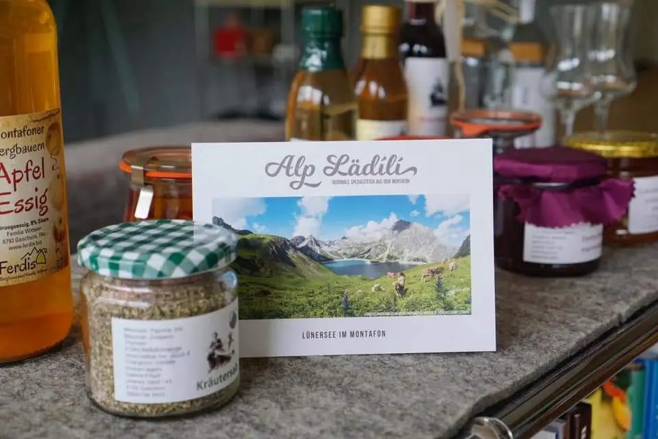 Alplädili, Sonya Hallek