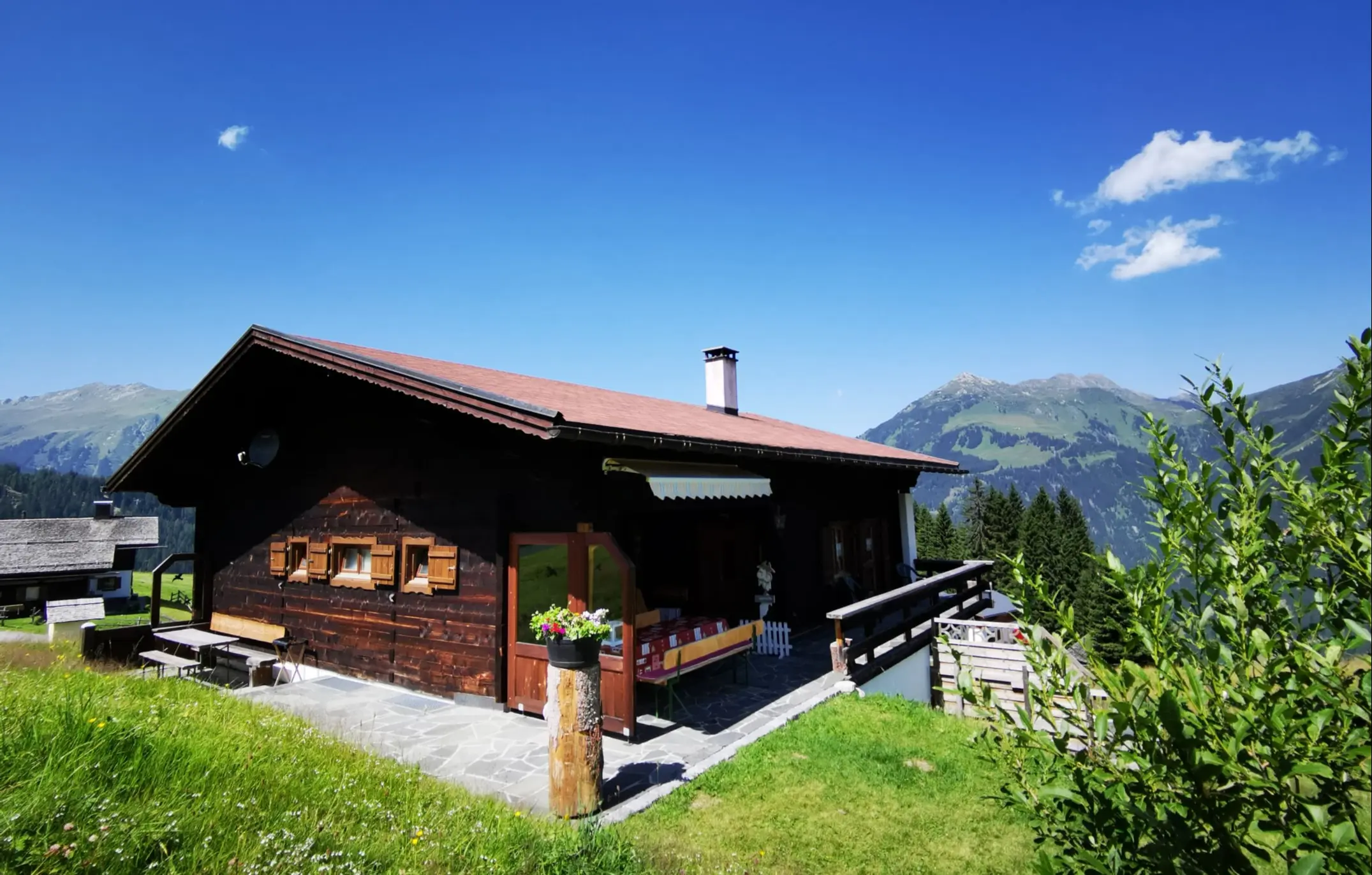 Terrasse + Liegewiese im Casa Christine